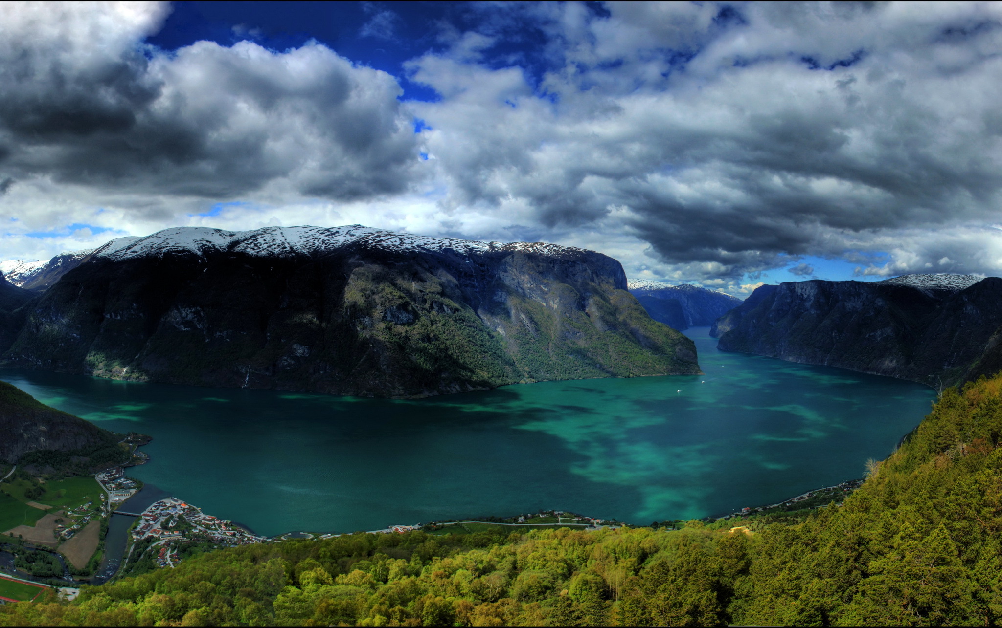Озеро в Норвегии Фьорд
