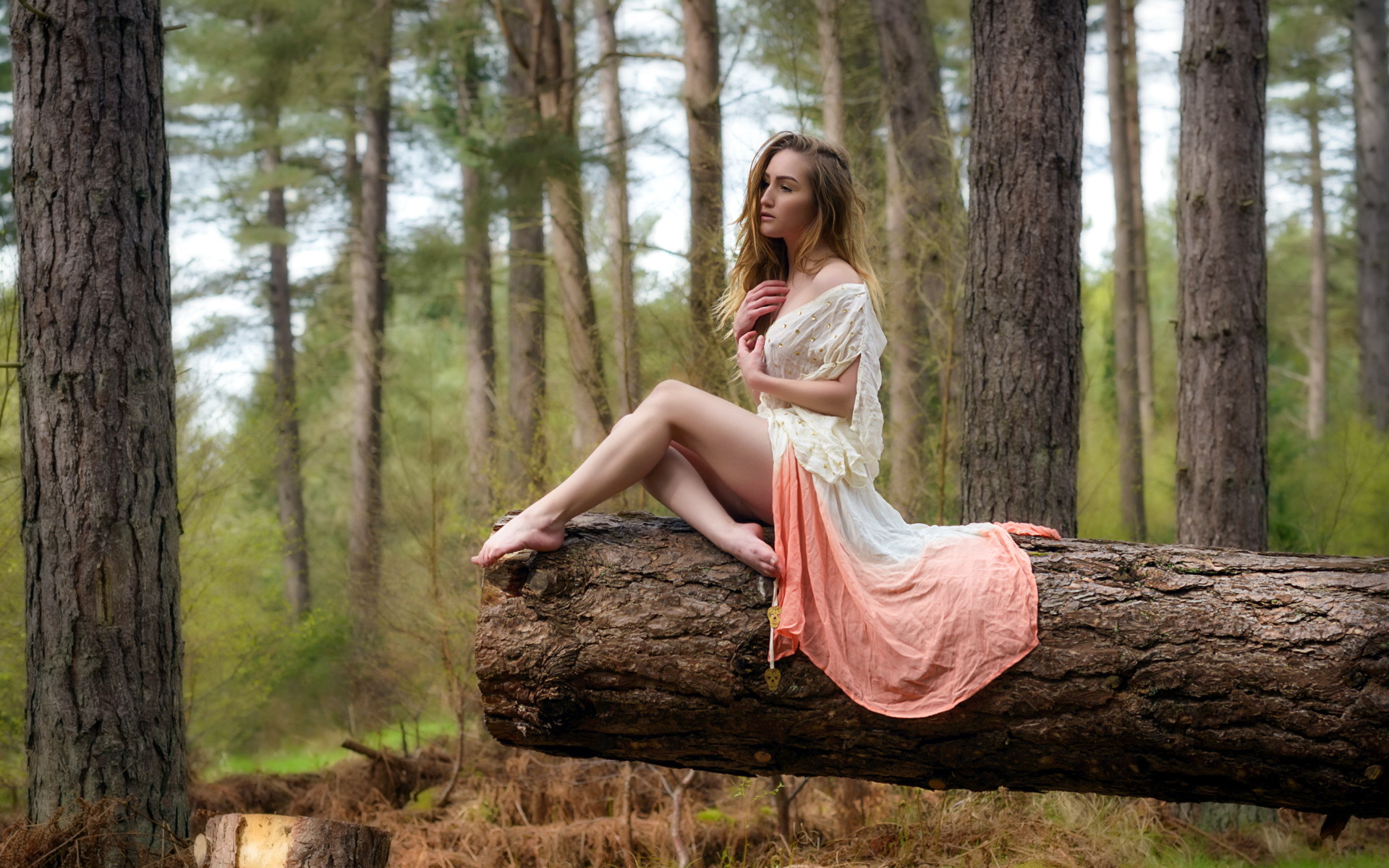 В лесу голая дамочка рыжая и симпатичная
