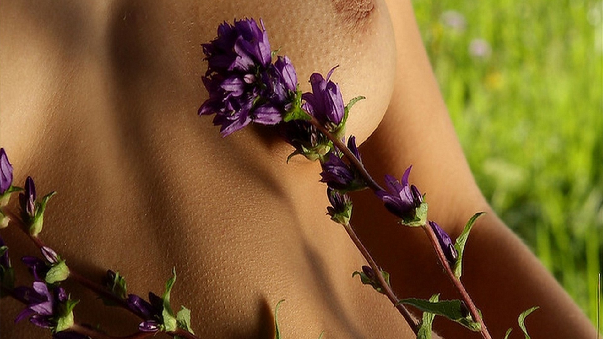Фото Сексуальная обнаженная девушка с цветочками