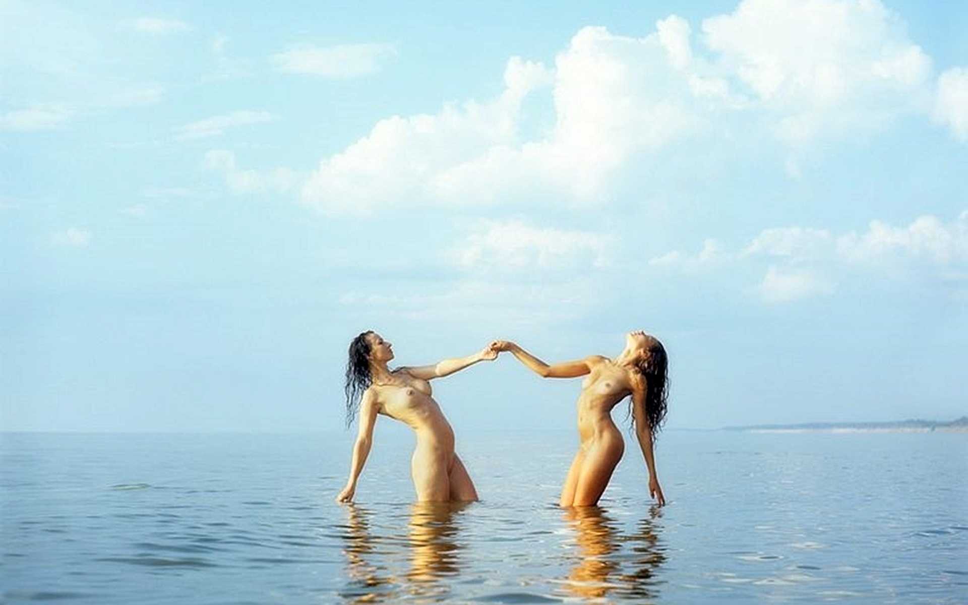 танцевать голыми на пляже фото 53