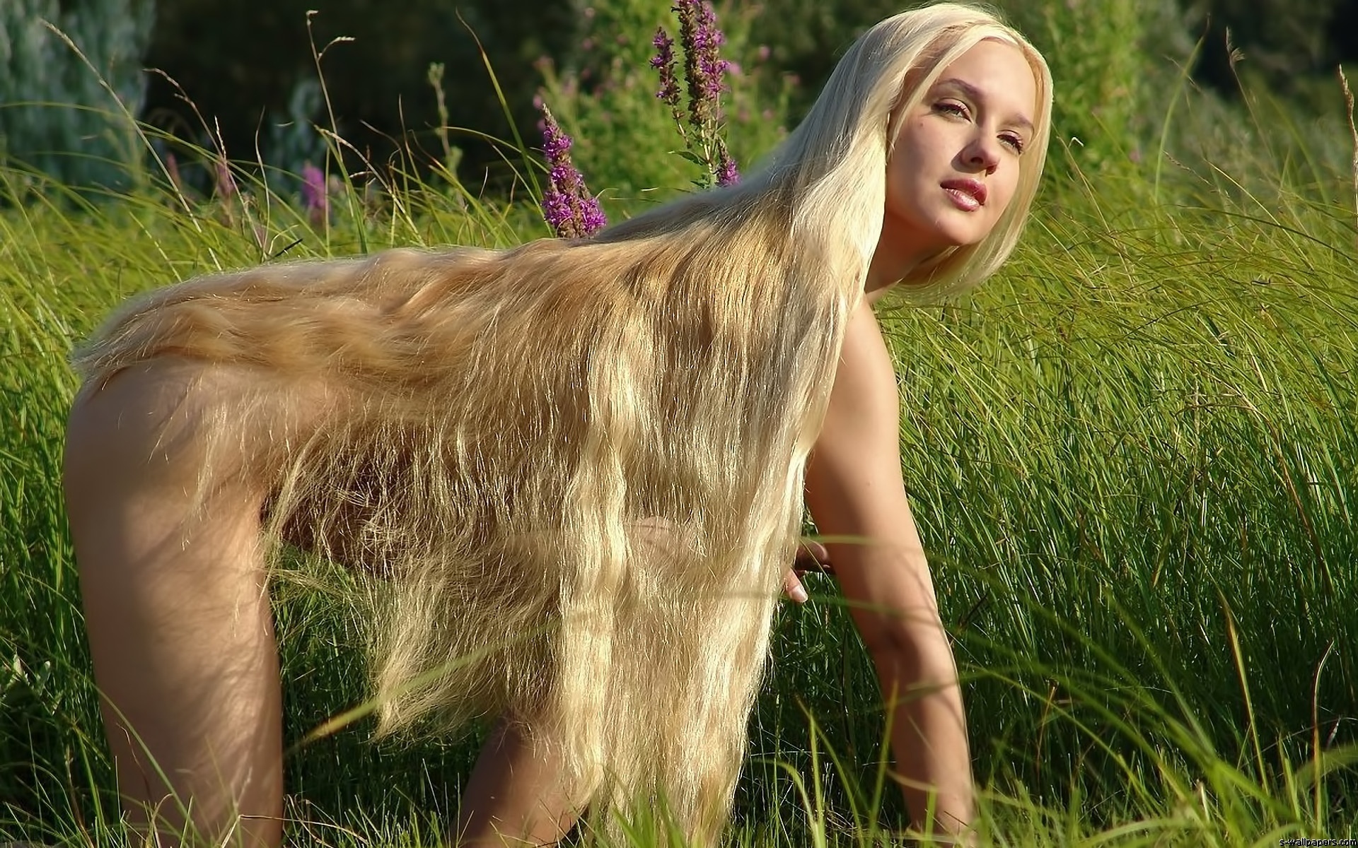 Стройная блондинка с волосатым лобком порно фото