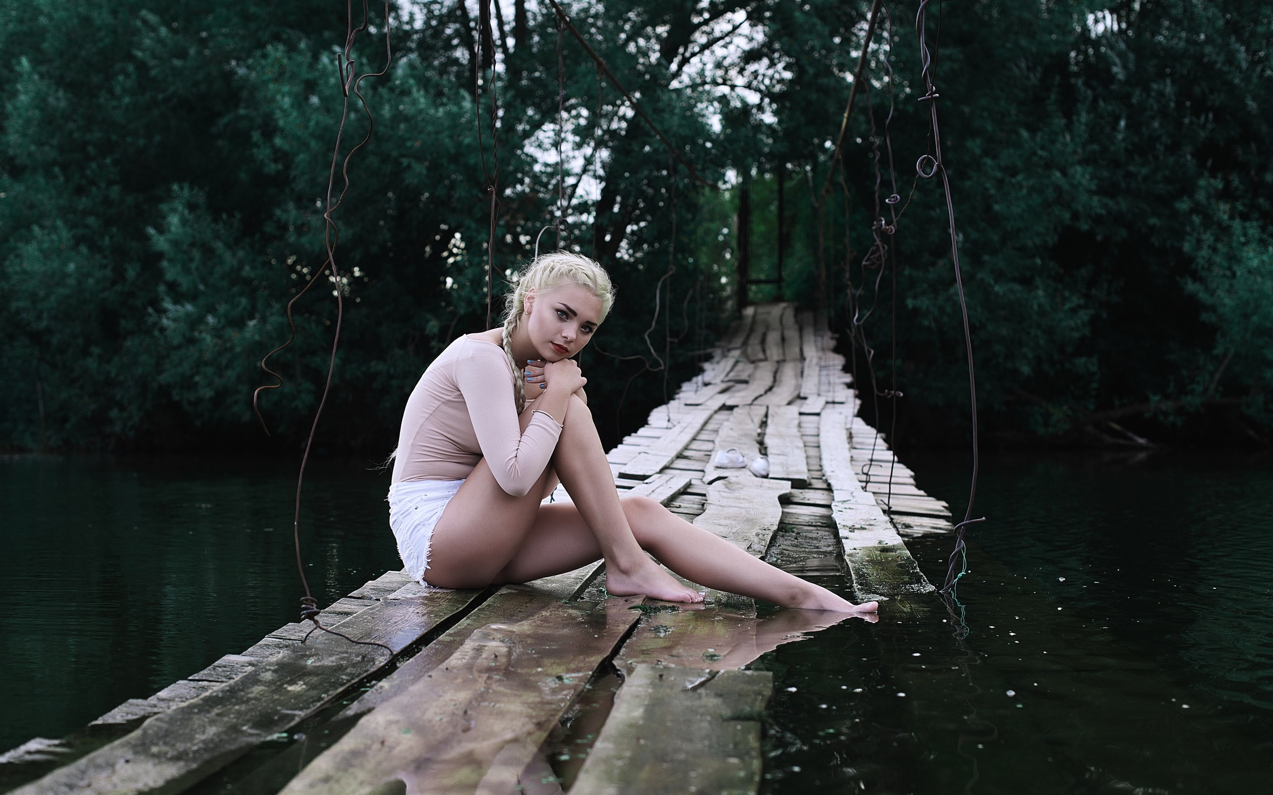 Шикарная блондинка нагишом прогуливается возле озера