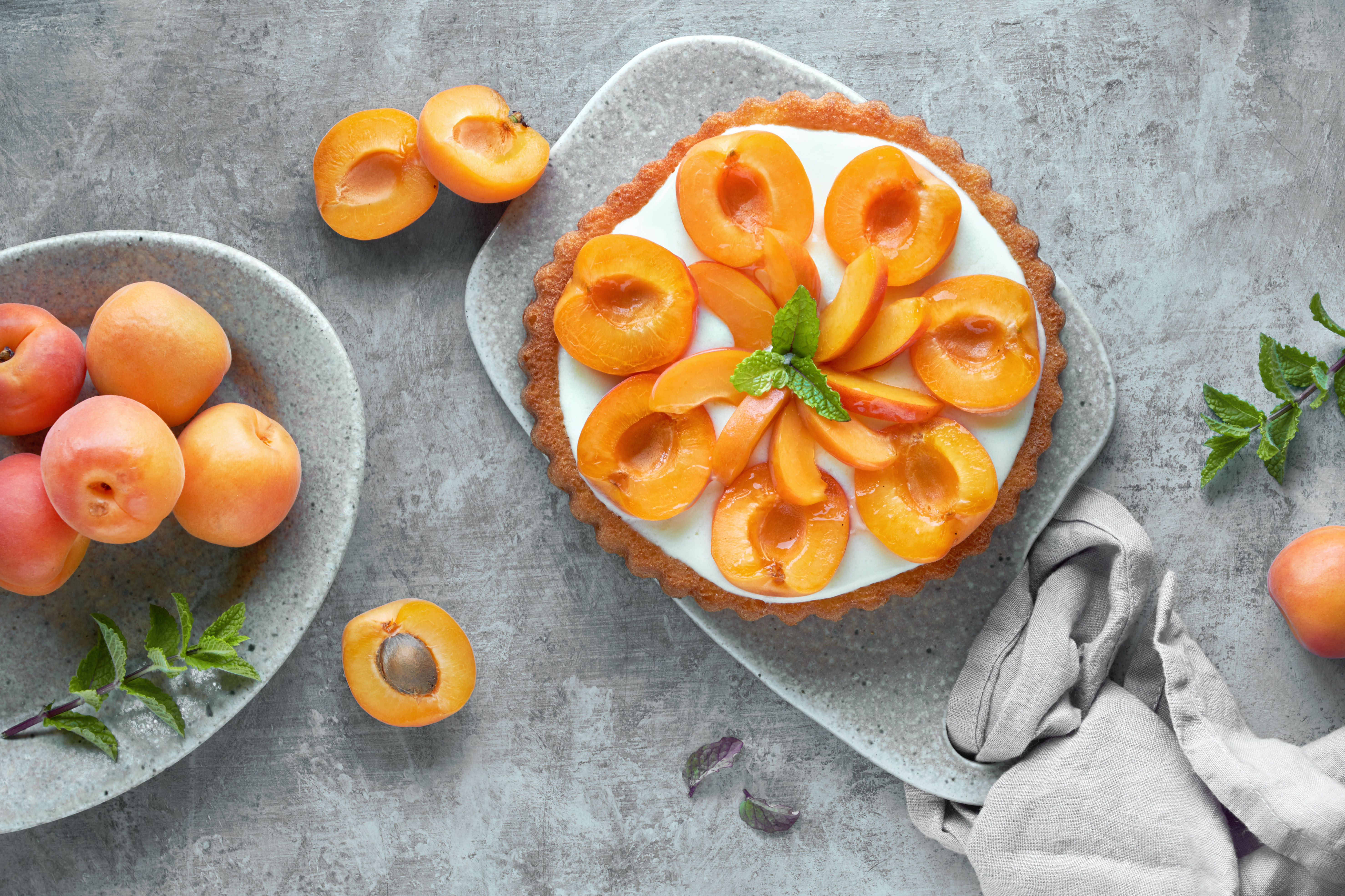 Персики на тарелке