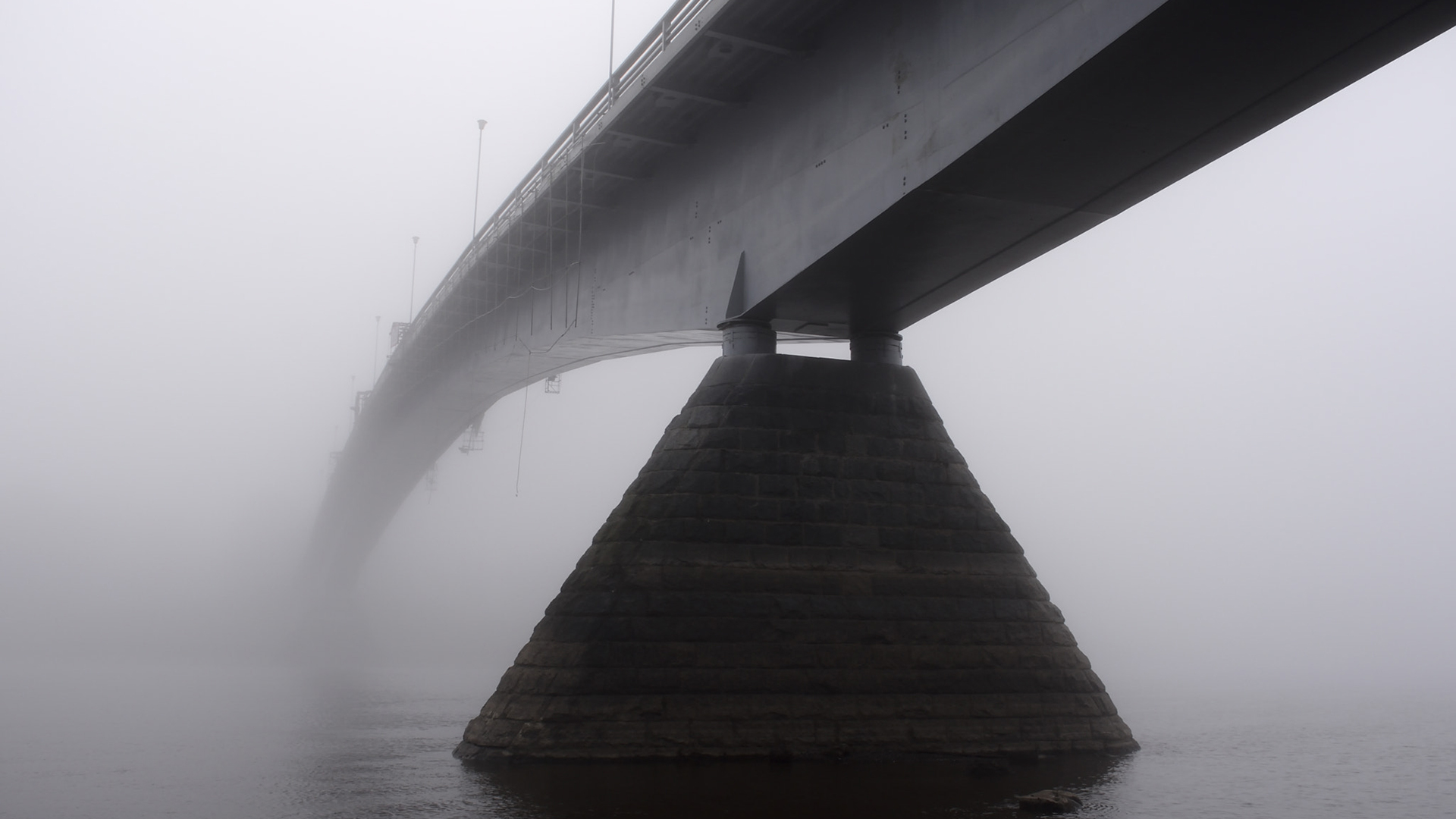 Мост в тумане через реку