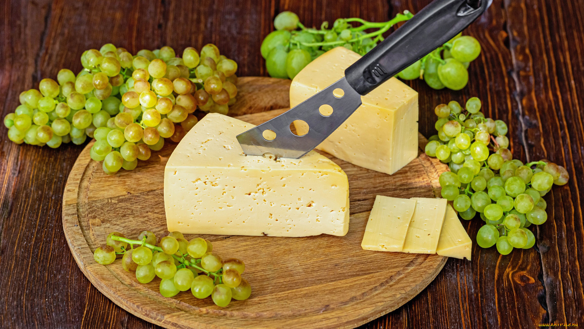 Сыр с виноградом