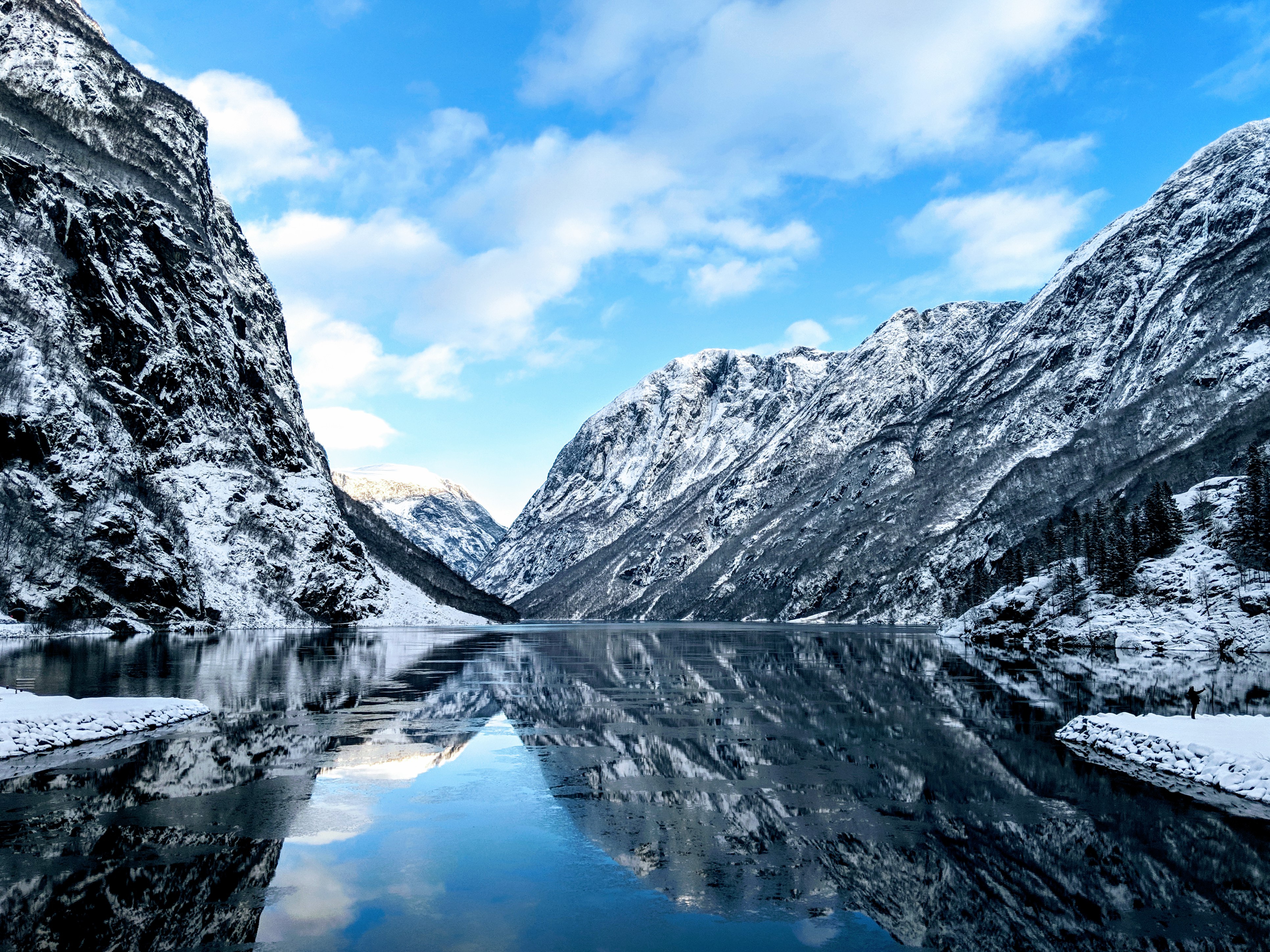 Фьорды Норвегии снег