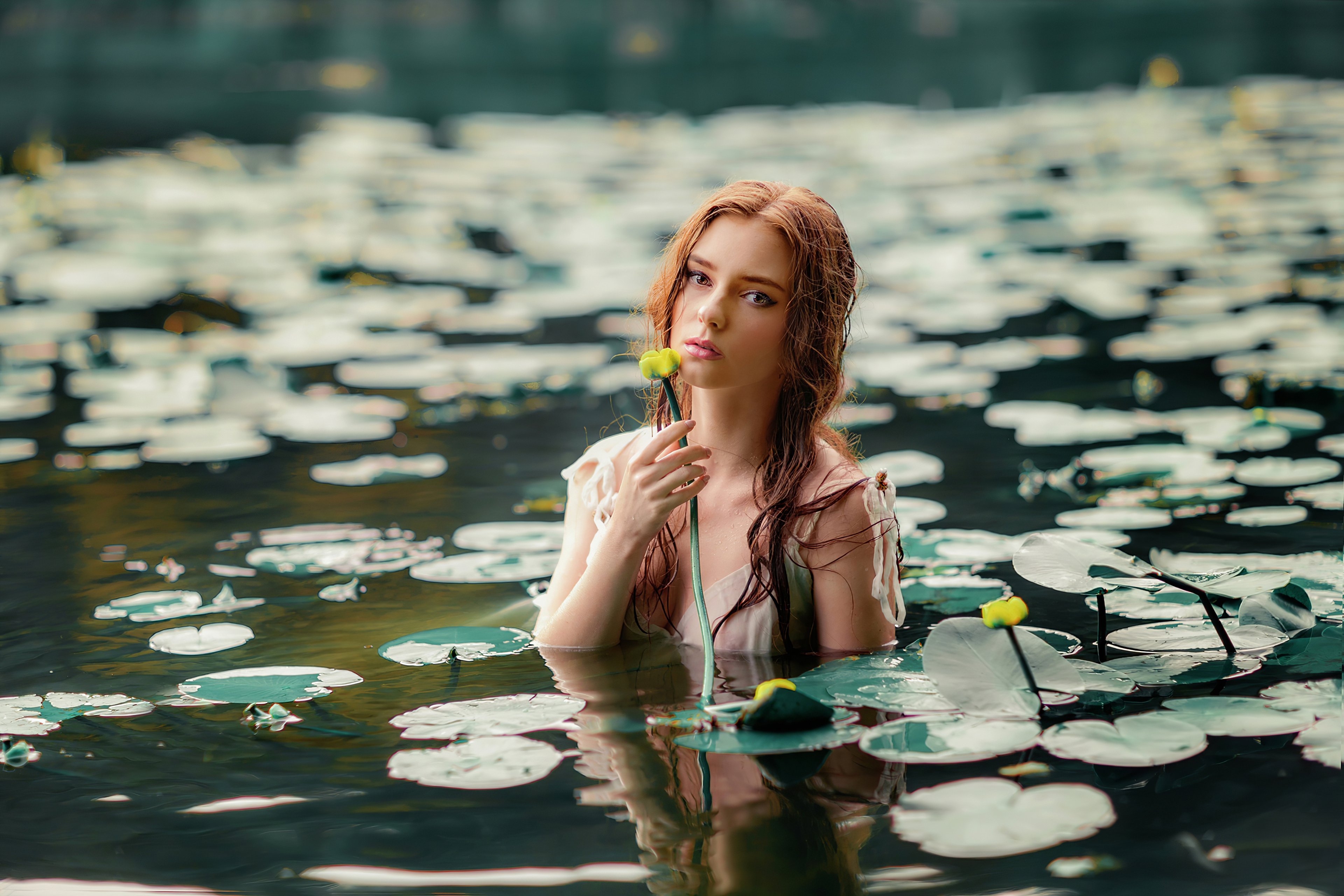 Рыжая голая девушка на озере фото