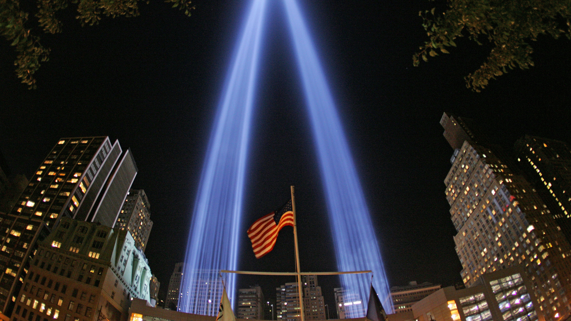 Сейчас new light. Мемориал 9/11 в Нью-Йорке. Мемориал башни Близнецы в Нью-Йорке ночью. Памятник башням близнецам в Нью-Йорке. Мемориал 11 сентября в Нью-Йорке.