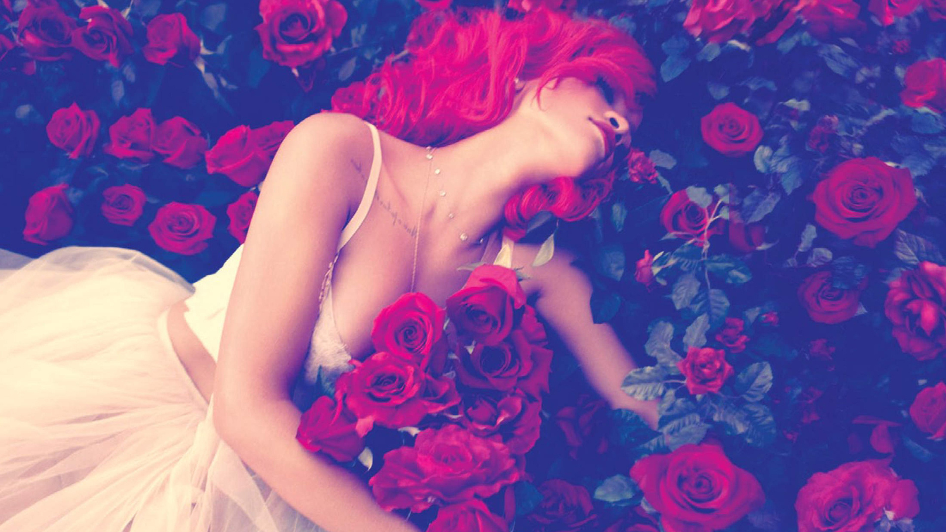 Рыжая Девушка цветы белые без смс