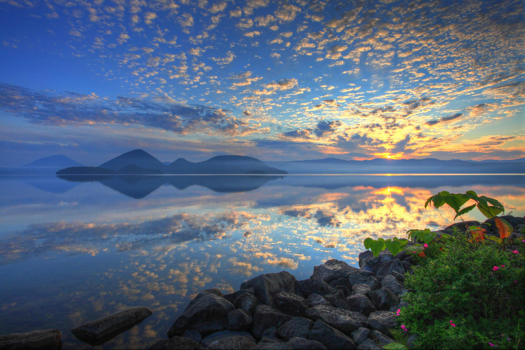 Красивые обои. Озеро тоя Япония. Озеро тоя Хоккайдо. Телецкое озеро. Красивый пейзаж.
