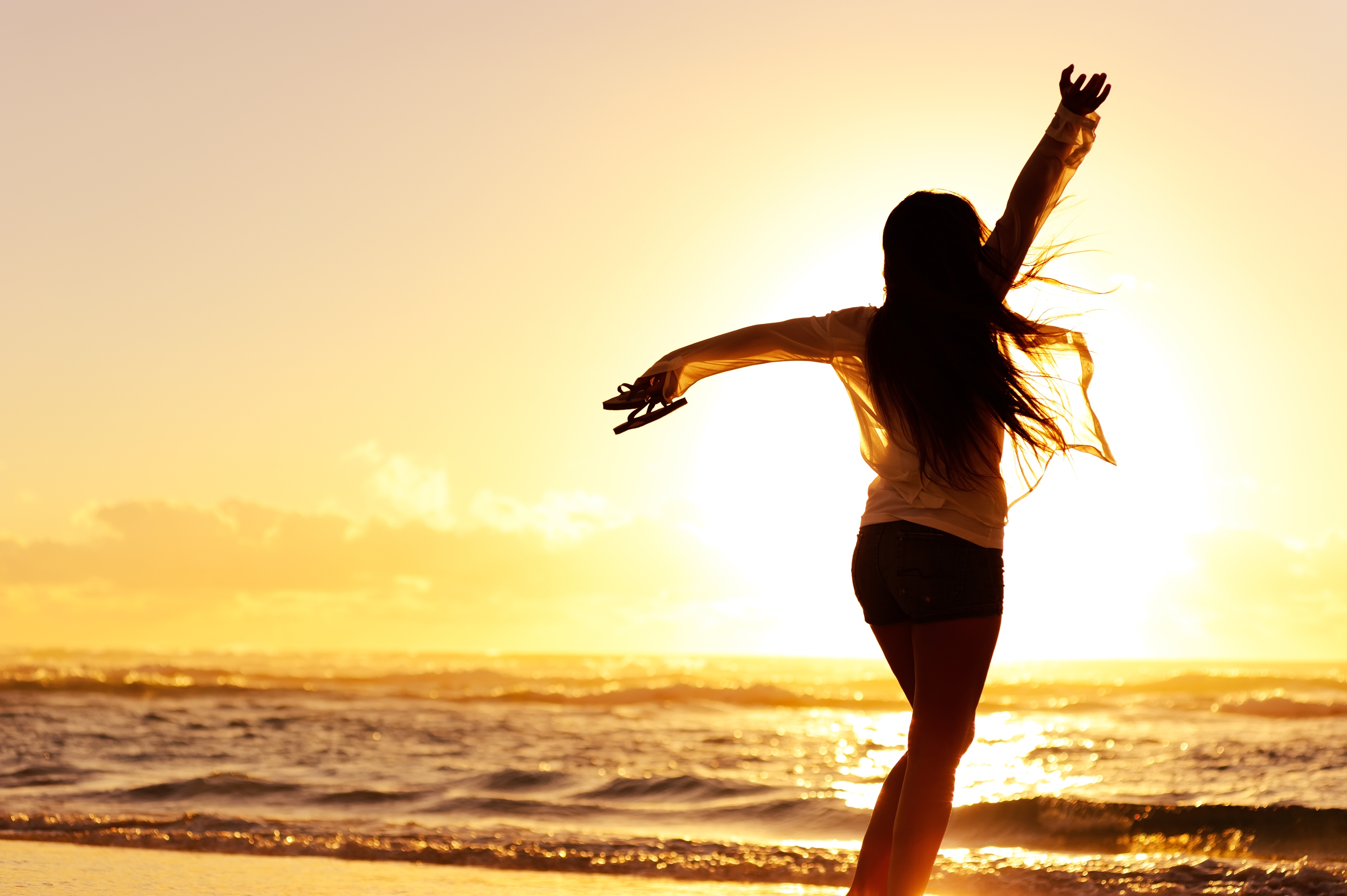 Свободна владею. Счастливая девушка. Счастливая девушка на море. Девушка танцует на берегу моря. Девушка у моря с солнцем.