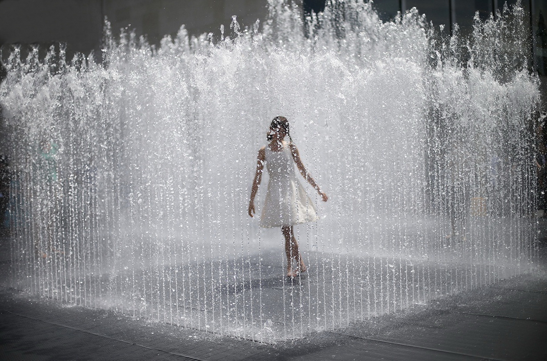 Фото красивой женщины у фонтана