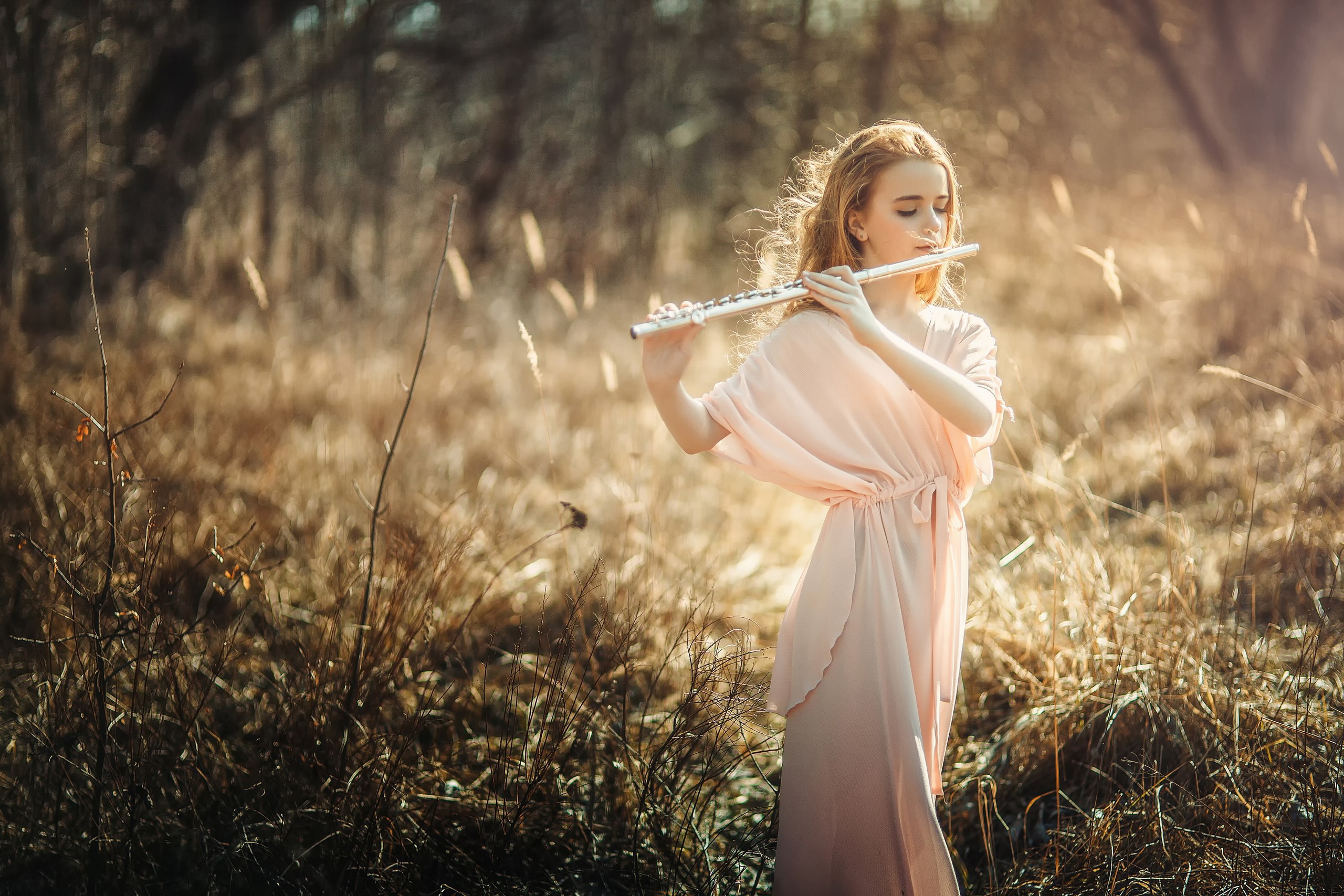 Красивая песня какая есть. Девушка с флейтой. Красивая девушка на флейте. Фотосессия с флейтой. Девушка с дудочкой.