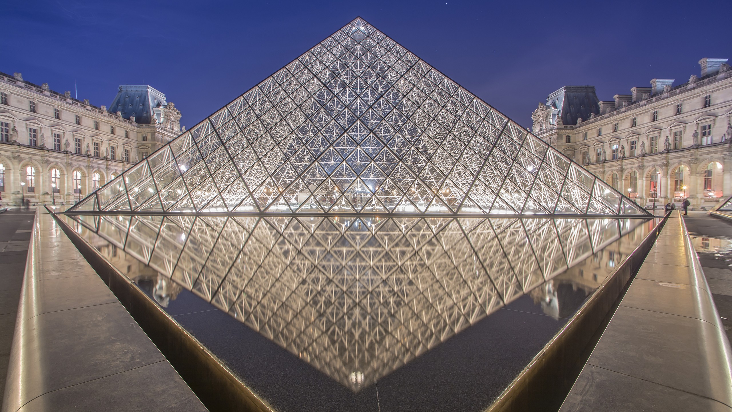 De louvre. Стеклянная пирамида Лувра в Париже. Пирамида в музее Лувр в Париже. Бэй Юймин. Пирамида Лувра. Лувр Париж пирамида внутри.