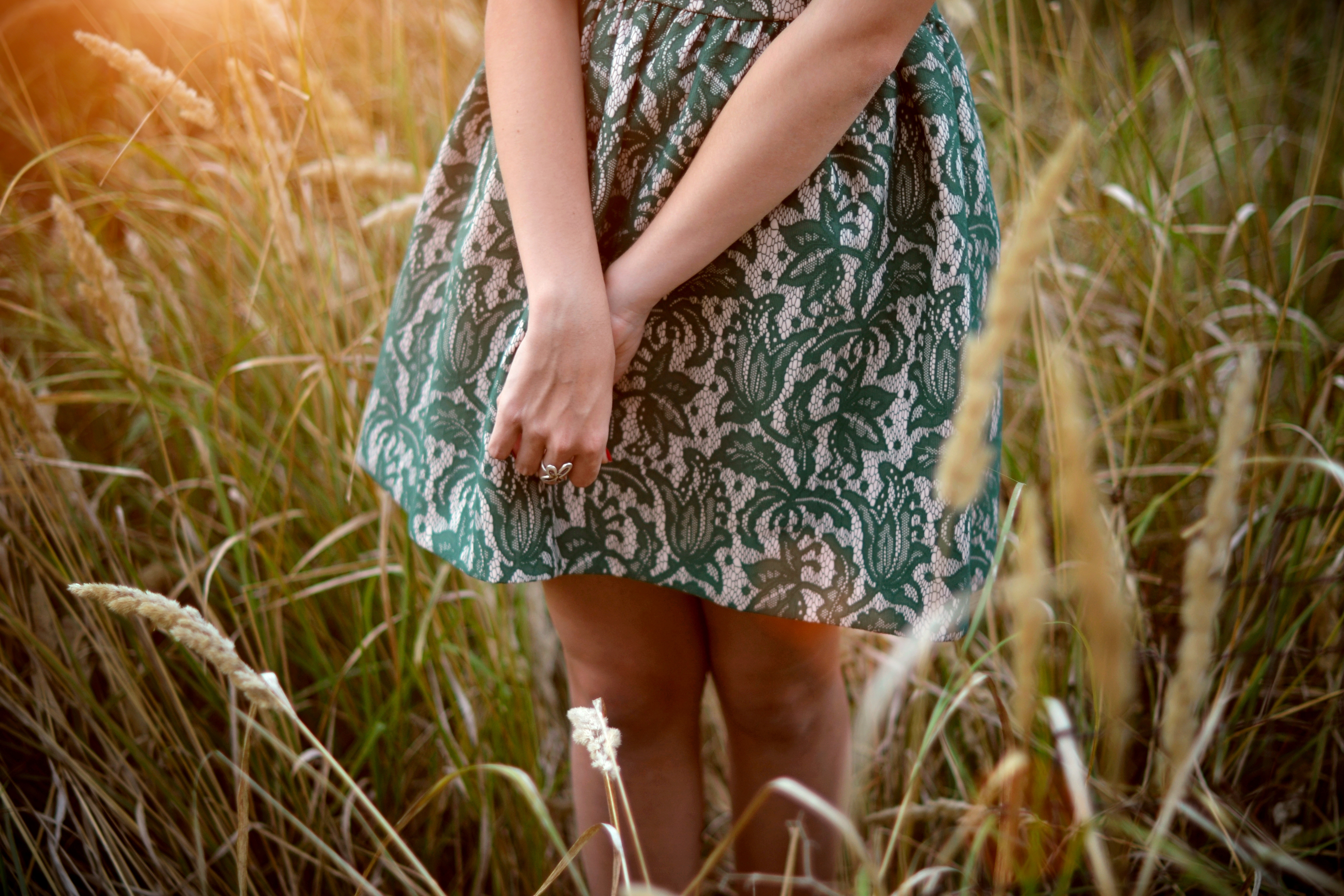 Девушка в сарафане. Девушка в платье. Девушка в платье летом. Девушка в сарафане в поле.