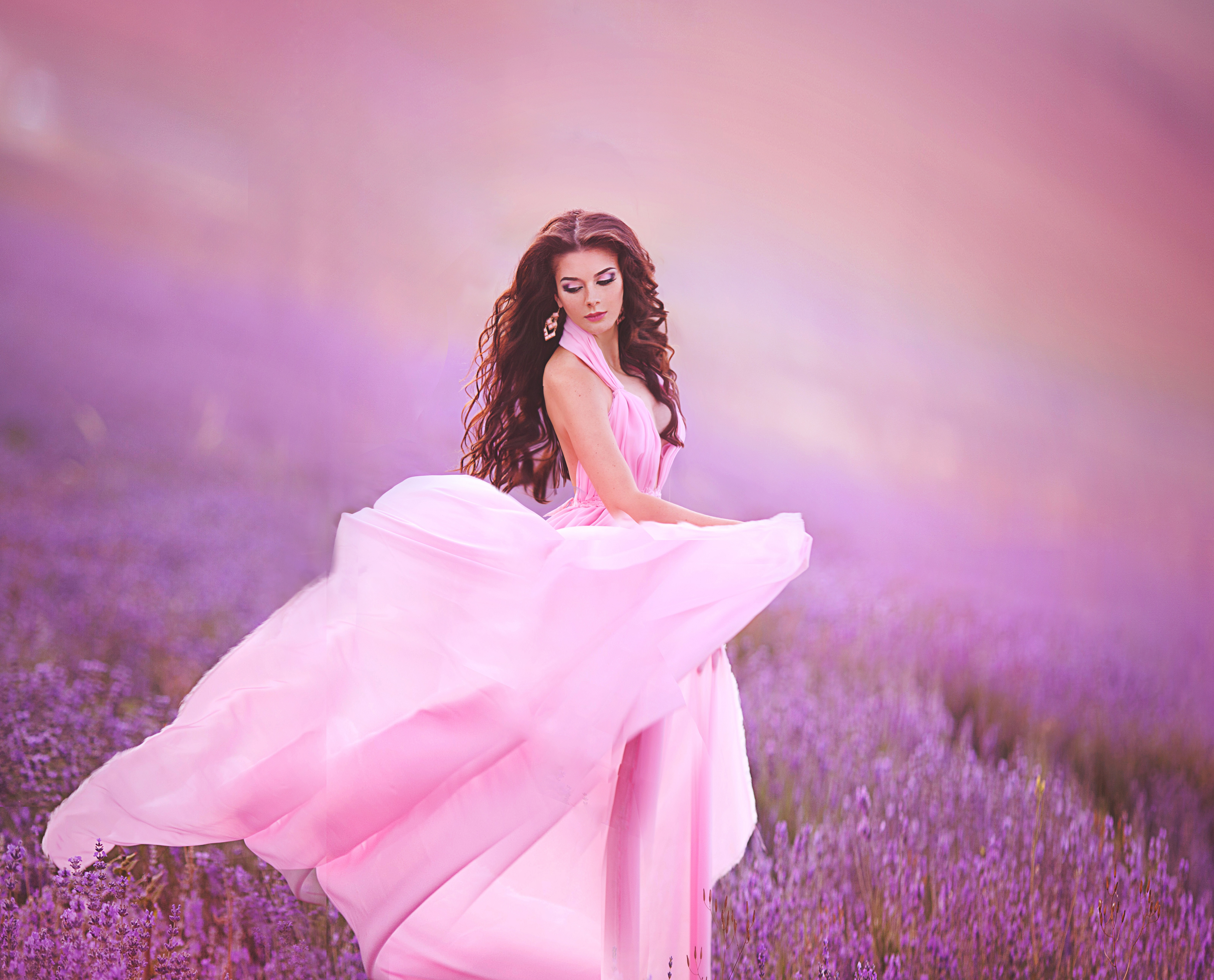 Восхитительный человек. Женственная девушка. Девушка в фиолетовом платье. Девушка в платье красивая. Девушка в розовом платке.