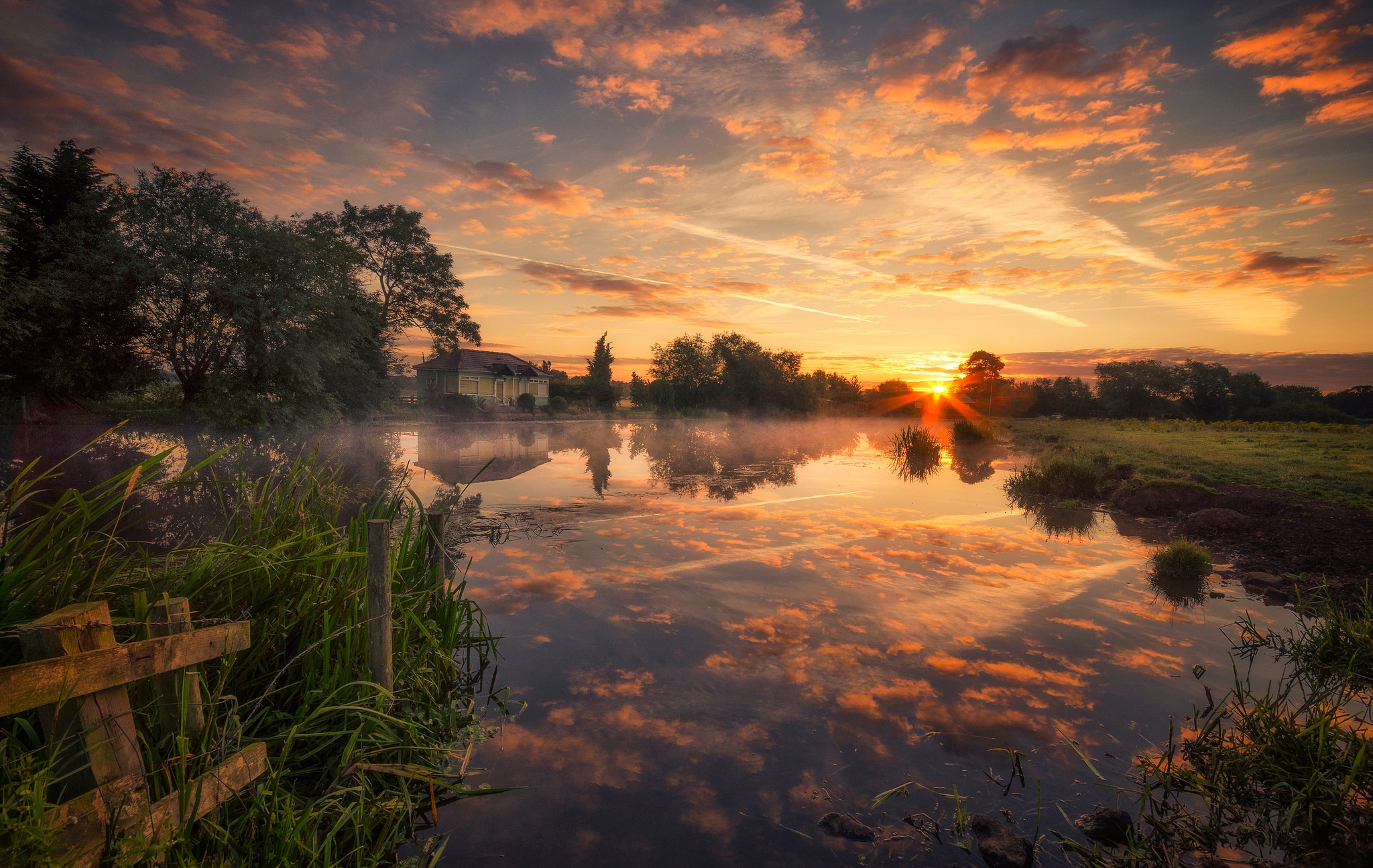 Картинки природа утро. Рассвет на реке. Утренняя река. Пейзаж рассвет. Рассвет на озере.