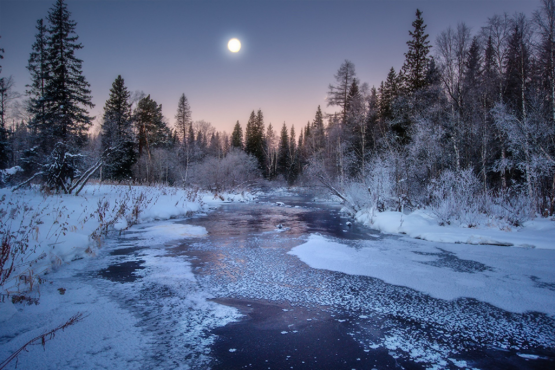 6 вечера зимой. Река Сатка Зюраткуль. Зимний пейзаж. Зимняя река. Зимний лес с рекой.