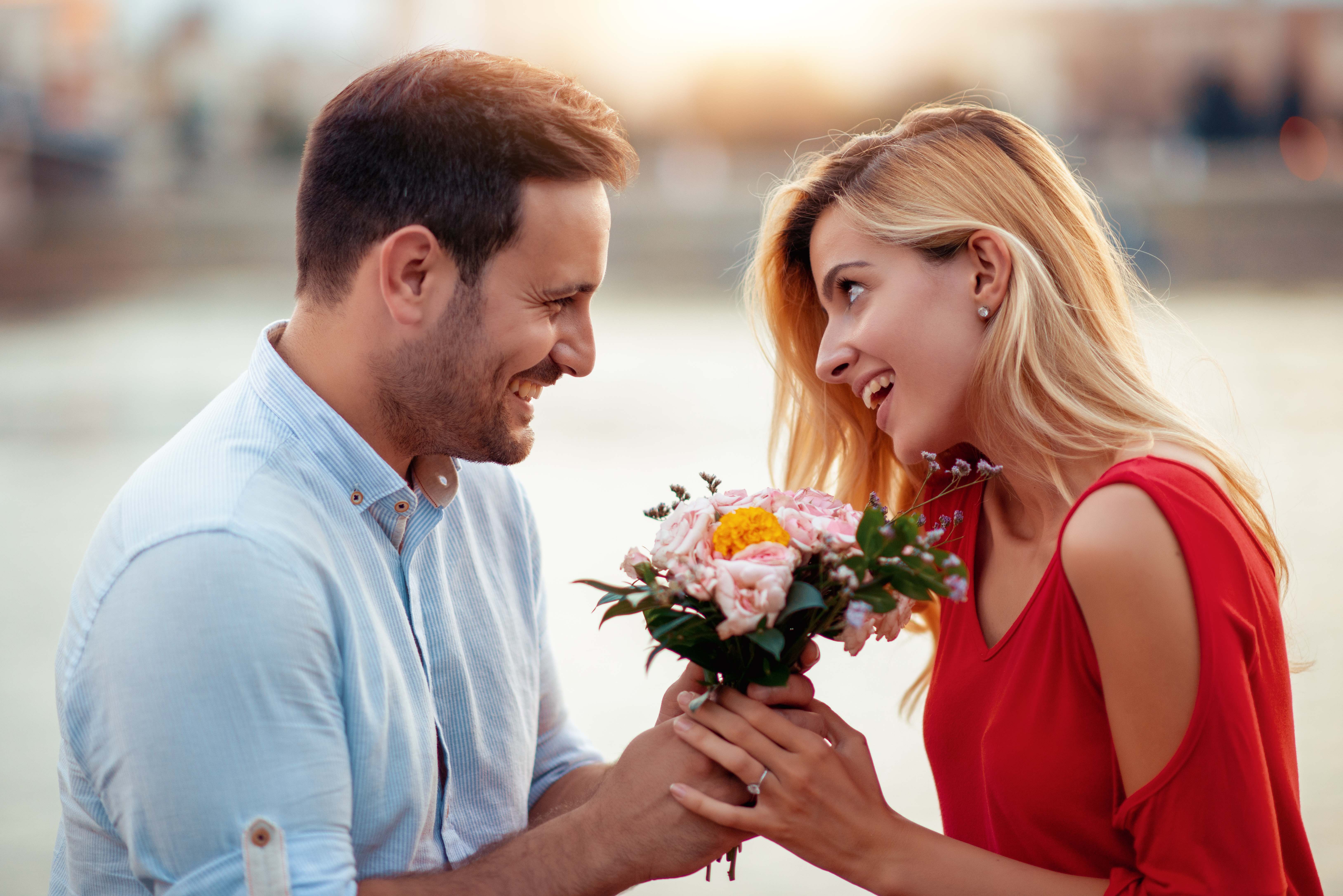 Кому повезет в любви. Мужчина и женщина цветы. Мужчина дарит цветы. Мужчина дарит цветы женщине. Парень дарит девушке цветы.