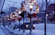 ночь, деревья, фонари, снег, украшения, зима, улица, здания, рождество, рождественский венок