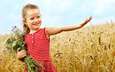 поле, дети, девочка, пшеница, букет, ребенок, счастье, детство,  цветы, улыбается, милая маленькая девочка, дитя, пшеничное поле