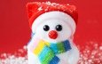 новый год, зима, игрушка, снеговик, красный фон, колпак, шарфик, сувенир, искусственный снег