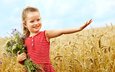 цветы, поле, дети, девочка, пшеница, букет, ребенок, счастье, детство, milaya malenkaya devochka, pshenichnoe, улыбается, милая маленькая девочка, дитя, пшеничное поле