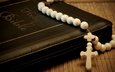 крест, книга, бусины, четки, библия, священное писание