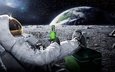 космонавт бухает на луне