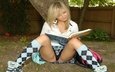 блондинка читает книгу
