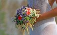 букет невесты и вязаное свадебное платье