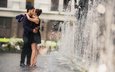 девушка и парень целуются у фонтана, влюбленная пара