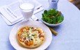 зелень, стол, вилка, завтрак, газета, стакан, молоко, тарелка, выпечка, пицца