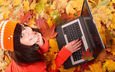 листья, девушка, улыбка, осень, лицо, ноутбук