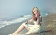 море, блондинка, пляж, скрипка, девушки, белое платье, музыкант, длинные волосы