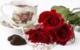 розы, чашка, чай, ожерелье, жемчуг, конфета