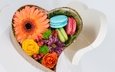 цветы, сердечко, подарок, коробка, печенье, макаруны