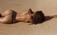 девушка, лежит, модель, в белье, на песке, позирует.