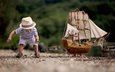 ручей, песок, корабль, игрушка, игра, ребенок, мальчик, футболка, шляпа, шорты, кораблик.