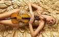 девушка, блондинка, лежит, золото, музыкальный инструмент, закрытые глаза, скрипка(