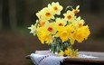 цветы, стол, весна, ваза, салфетка, нарциссы