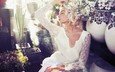 платье, блондинка, модель, свадьба, невеста, закрытые глаза, вазы, белые цветы