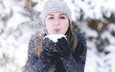 снег, зима, девушка, портрет, взгляд, лицо, шапка, руки, снегопад