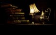 свет, лампа, книги, черный фон, кувшин