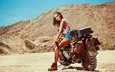 девушка, оружие, песок, брюнетка, пистолет, модель, ноги, мотоцикл