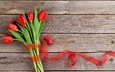 цветы, букет, тюльпаны, лента, сердечки, валентинов день, деревянная поверхность