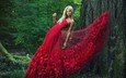 дерево, девушка, поза, блондинка, взгляд, модель, волосы, лицо, красное платье
