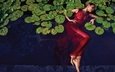 вода, листья, девушка, модель, красное платье, лежа, janina malinauskiene