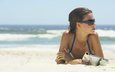 девушка, море, песок, пляж, брюнетка, модель, бикини, фотосессия, солнечные очки, голые плечи