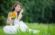 цветы, трава, девушка, сидит, букет, руки, азиатка, белое платье, невеста
